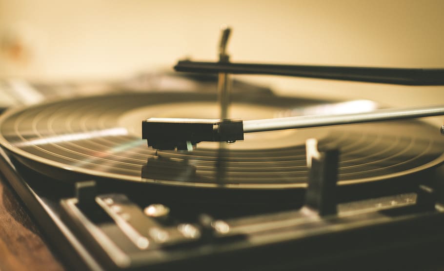 shallow-focus-photography-of-black-vinyl-player